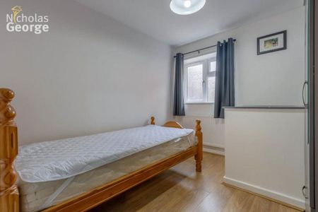3 bedroom flat to rent - Photo 4