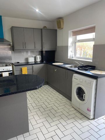 1 bedroom in a house share to rent - Photo 4