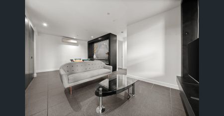 Top floor corner apartment - fully furnished & new carpet. - Photo 2