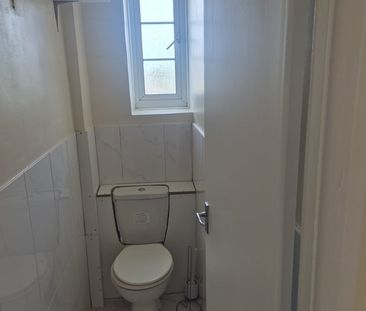 Room in a Shared Flat, London, SW4 - Photo 1