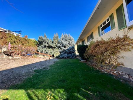 Spacious Family Home in Lakeview Heights - Photo 3