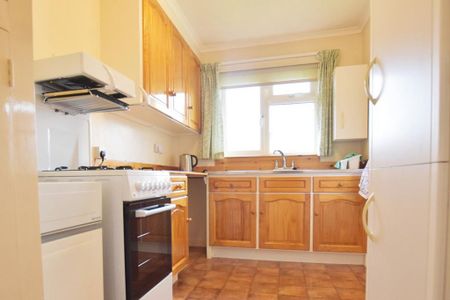 2 bedroom semi-detached bungalow to rent - Photo 4