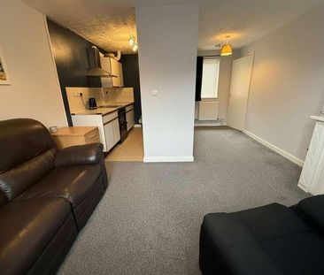 Bedroom Apartment With Parking Available Now!!, LN5 - Photo 1