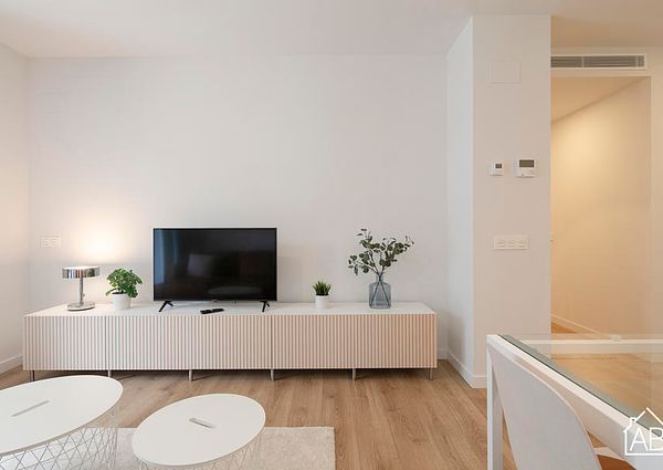 Contemporary 2 Bedroom Apartment with Communal Pool, next to Badalona Port
