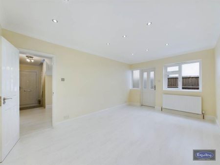 5 bedroom semi-detached bungalow to rent - Photo 4