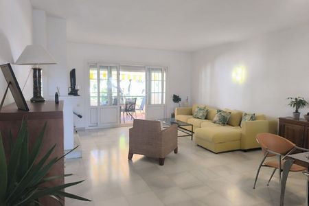 3 Bedroom Apartment For Rent in El Presidente, Málaga - Photo 5