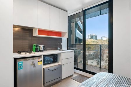 Modern Fully-Furnished Studio Apartment in the Heart of Melbourne! - Photo 4