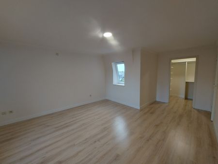 Penthouse te huur met twee slaapkamers en terrasje in hartje Kortrijk. - Photo 3