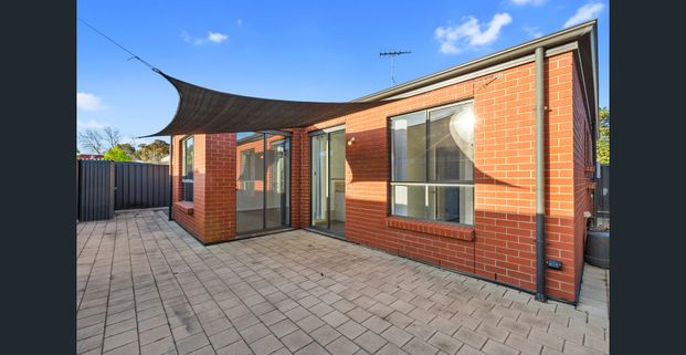 Refurbished courtyard home in great location! - Photo 1