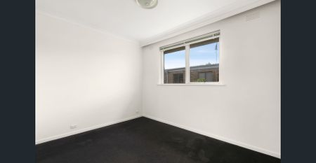 Large Refreshed 2 Bedroom In The Heart Of Kew - Photo 3