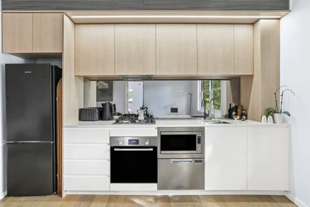 A Luxurious & Bespoke Apartment Offering Harbour Glimpses - Photo 2