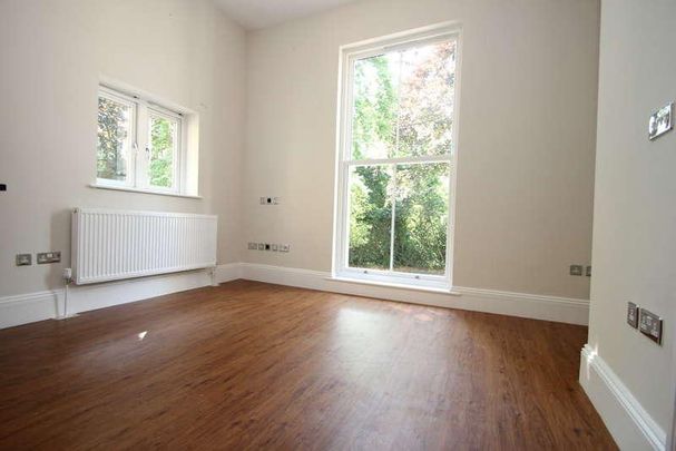 Oak Hill, Surbiton, KT6 - Photo 1