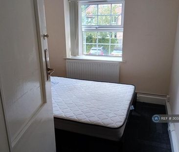 3 bedroom flat to rent - Photo 4