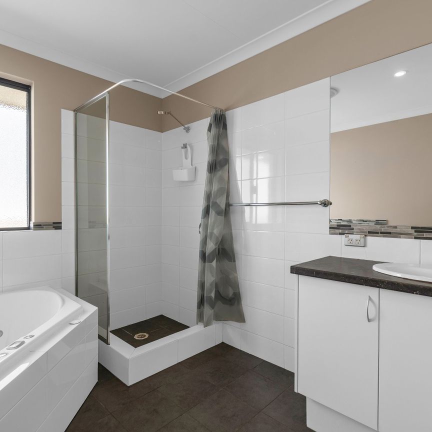Four Bedroom Family Home in Baldivis with a Pool! - Photo 1