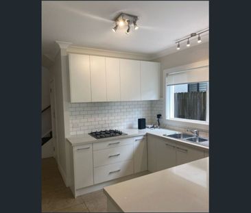 Large Freshwater Home - Photo 2