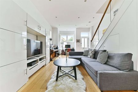A well presented, recently refurbished two double bedroom house. This unique house offers generous living space over two floors ideally located for Clapham Junction. - Photo 5