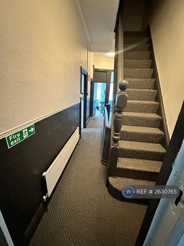 1 bedroom in a flat share to rent - Photo 4