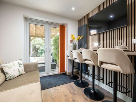 OX Living is proud to present this high-quality 9-bedroom co-living property, perfect for working professionals looking for stylish, stress-free living. Room 1 - Photo 2