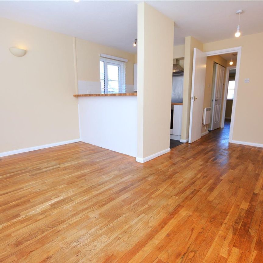 Lowry Crescent, Mitcham, CR4 - Photo 1