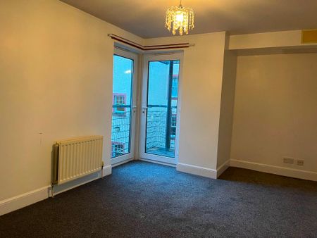 2 bedroom flat to rent - Photo 2