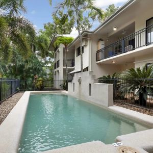 Vibrant coastal townhouse in the heart of Trinity Beach - Photo 3