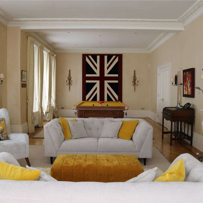 Available for a short let - A beautifully proportioned country house set within attractive gardens and grounds with extensive recreation grounds and family facilities. - Photo 1