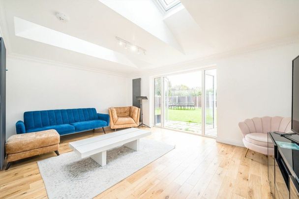 Morland Close, Hampton, TW12 - Photo 1