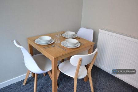 3 bedroom flat to rent - Photo 3