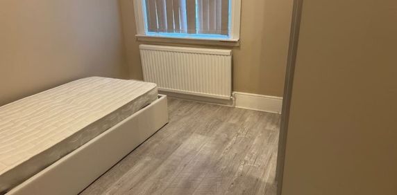 Room in a Shared House, Douglas Road, IG3 - Photo 2