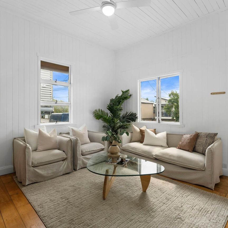 Charming Air-Conditioned Queenslander with Modern Comforts - Photo 1