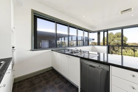 Top Floor Penthouse-Style Apartment in a Prime Location - Photo 3