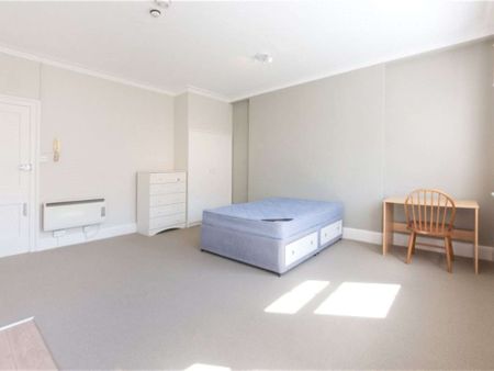 A fantastically located studio flat with shared bathroom facilities. The property has it's own kitchenette. - Photo 5