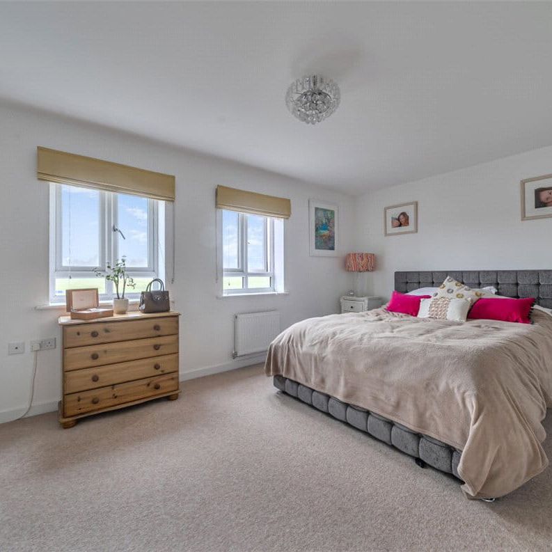 An impressive three double bedroom townhouse with integral garage, set within the highly regarded Racecourse development to the west of Newbury. - Photo 1