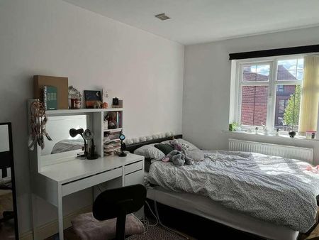 Bedroom Large Modern Apartment - Alfreton Road, NG7 - Photo 3