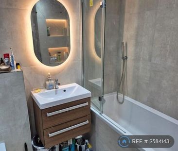 1 bedroom in a house share to rent - Photo 2