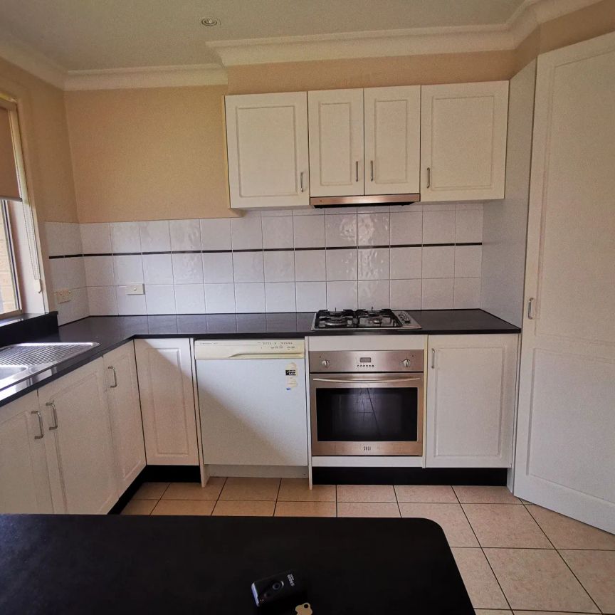 Spacious 3-Bedroom Home with Low-Maintenance Living & Prime Location – Close to Civic Reserve, Main Street, & Beach - Photo 1