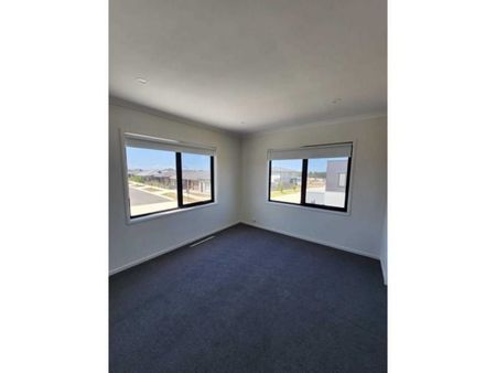 Near New 3 Bedroom Townhouse - Photo 4