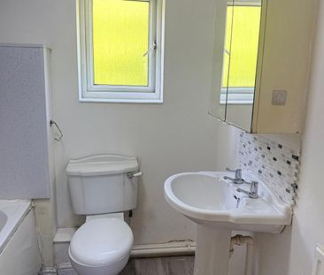 £1,050 PCM, Two Bedroom House with Off-Road Parking and Enclosed Ga... - Photo 6