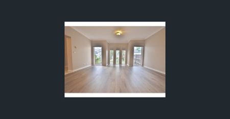 CITY WIDE Real Estate - LARGE 4 Bedroom Townhouse, with cooling and heating!!! Walk to Clayton train station, shops, Monash Medical Centre, Monash. - Photo 3