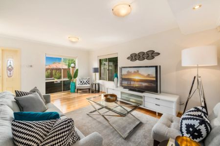 Spacious 4-Bedroom Townhouse in Prestigious Neutral Bay - Photo 2