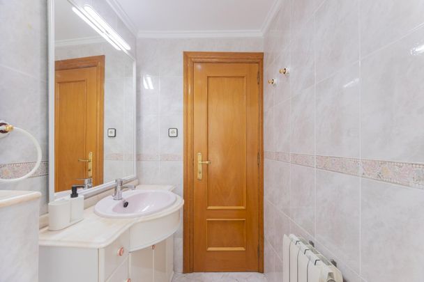 Room with private bathroom in Valencia - Photo 1