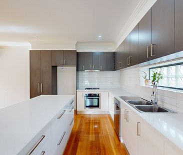 Stunning and Sophisticated 3 Bedroom townhouse - Photo 5