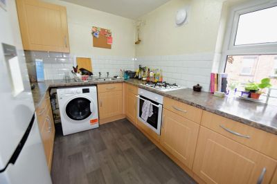 3 bedroom Flat in Flat C, Leeds - Photo 2