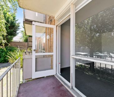 Light-Filled 1 Bedroom Apartment in Prime Armadale Location - Photo 5