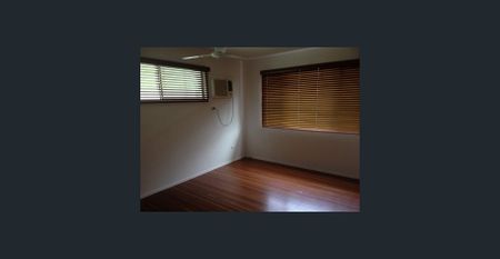 Spacious 4-Bedroom Home with Dual Living & Huge Shed! - Photo 4