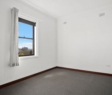 Spacious, freshly renovated top floor unit - Photo 2