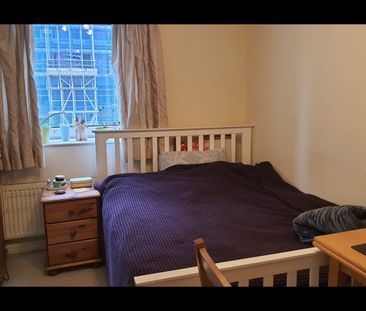 Room in a Shared Flat, Broadway, SW19 - Photo 1