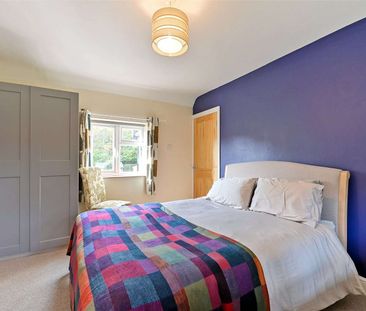 Beautifully refurbished 3 bedroom home available furnished or unfur... - Photo 4