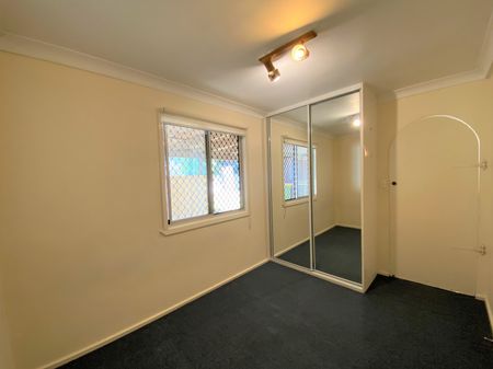 Cosy Three Bedroom Home, Gas cooking, WATER USAGE INCLUDED! - Photo 4