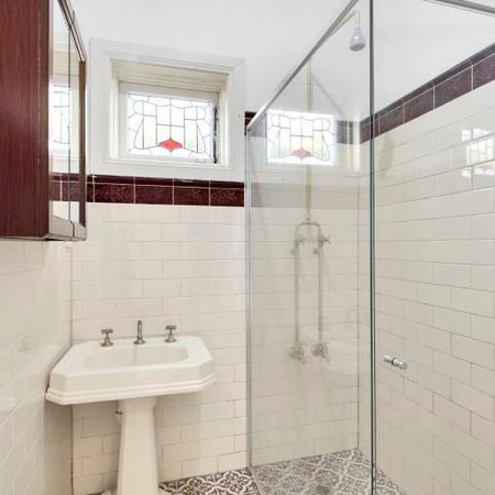 CALIFORNIAN BUNGALOW STYLE HOME - Photo 3